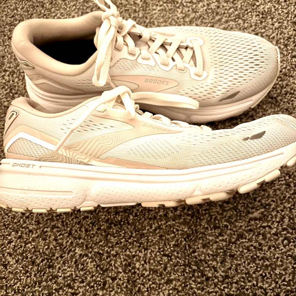 Brooks Ghost 15 women’s sz 6.5 - excellent condition White Running Shoes